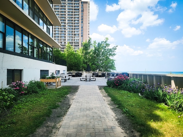 5801 N Sheridan Rd Unit 8A, Chicago, IL 60660 - view of property's community featuring a patio area and uncovered parking