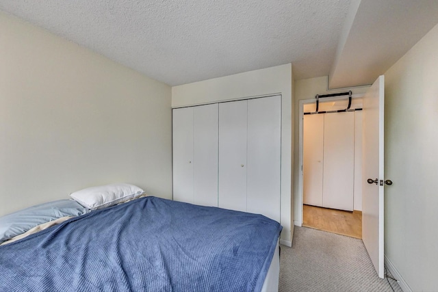33 W Delaware Pl Unit 13A, Chicago, IL 60610 - bedroom with carpet, a closet, and a textured ceiling