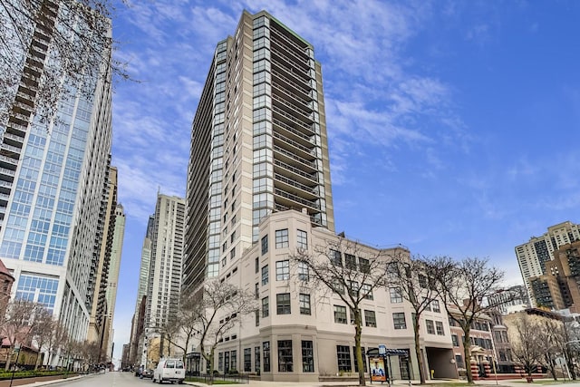 33 W Delaware Pl Unit 13A, Chicago, IL 60610 - view of building exterior featuring a city view