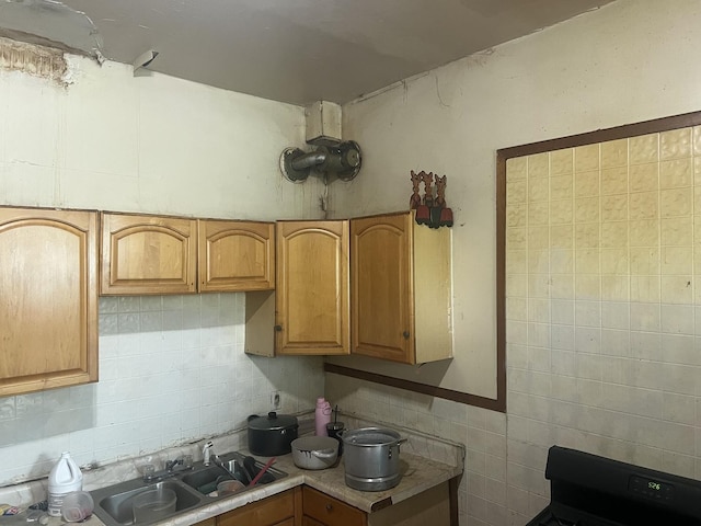 1506 N Rockwell St, Chicago, IL 60622 - kitchen with range, decorative backsplash, and light countertops