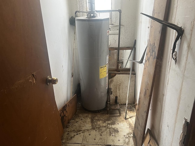 1506 N Rockwell St, Chicago, IL 60622 - utility room featuring water heater
