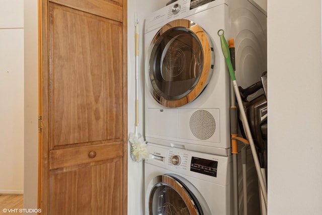 500 S Clinton St Unit 517, Chicago, IL 60607 - washroom with stacked washer / drying machine