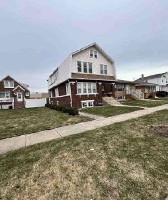 2626 W 96th Pl, Evergreen Park, IL 60805 - view of front of house featuring a front yard