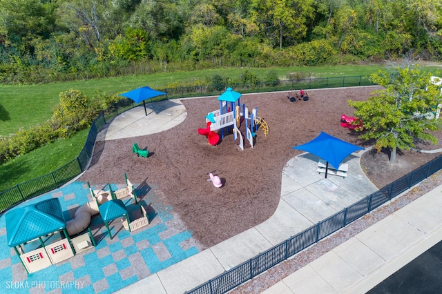 905 Harrison Ln, Hoffman Estates, IL 60192 - view of property's community featuring a wooded view