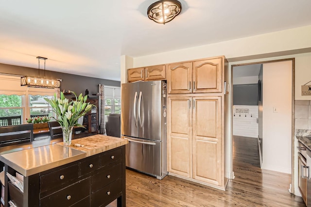 905 Harrison Ln, Hoffman Estates, IL 60192 - kitchen featuring freestanding refrigerator, light wood-style floors, pendant lighting, tasteful backsplash, and light brown cabinets