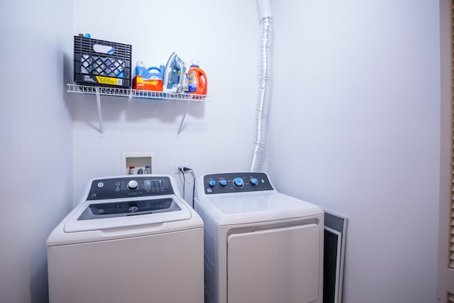 633 E Bowen Ave Unit 1E, Chicago, IL 60653 - laundry area with washer and clothes dryer
