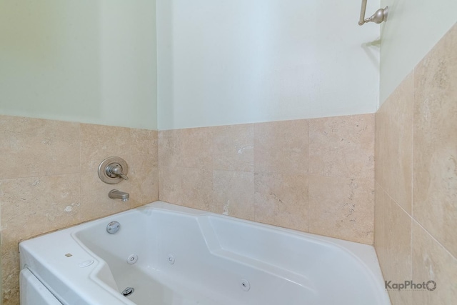915 S Oak Park Ave Unit 1B, Oak Park, IL 60304 - bathroom with a whirlpool tub
