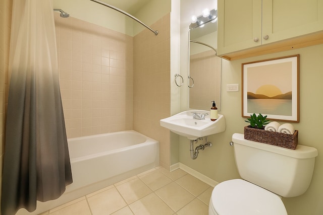 915 S Oak Park Ave Unit 1B, Oak Park, IL 60304 - bathroom featuring shower / tub combo with curtain and tile patterned flooring