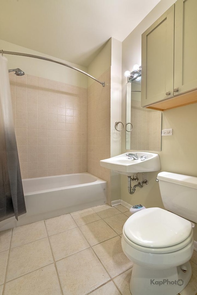 915 S Oak Park Ave Unit 1B, Oak Park, IL 60304 - full bath featuring shower / tub combo with curtain and tile patterned floors
