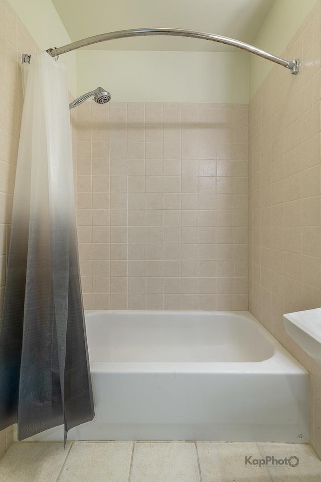 915 S Oak Park Ave Unit 1B, Oak Park, IL 60304 - bathroom with tile patterned flooring and shower / tub combo with curtain