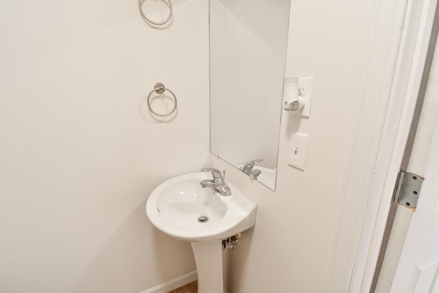 1409 N Nixon Dr, Pontiac, IL 61764 - bathroom with baseboards
