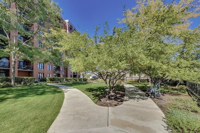 3232 N Halsted St Unit D412, Chicago, IL 60657 - view of home's community with a yard