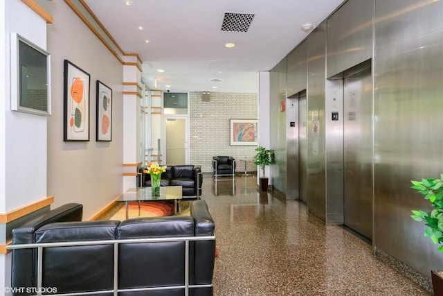601 E 32nd St Unit Ph5, Chicago, IL 60616 - building lobby with recessed lighting