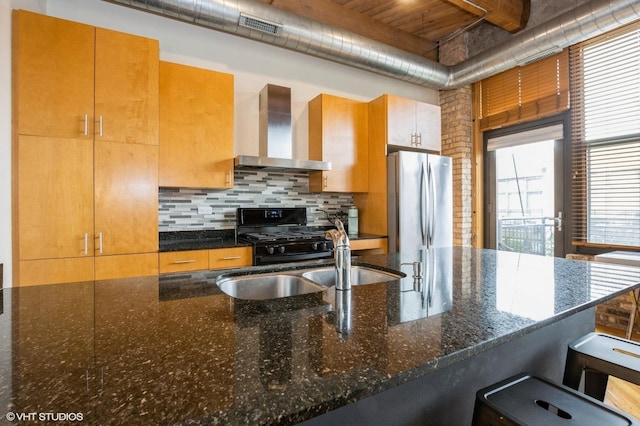 1040 W Adams St Unit 406, Chicago, IL 60607 - kitchen featuring wall chimney exhaust hood, freestanding refrigerator, black gas range, backsplash, and a breakfast bar