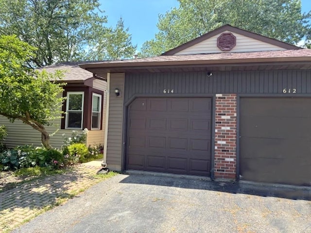 614 Lyon Ct, Buffalo Grove, IL 60089 - view of garage