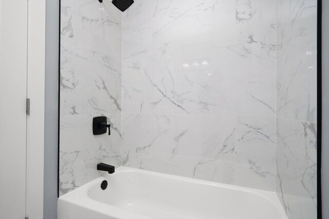 5426 N Bernard St, Chicago, IL 60625 - full bath featuring shower / bath combination