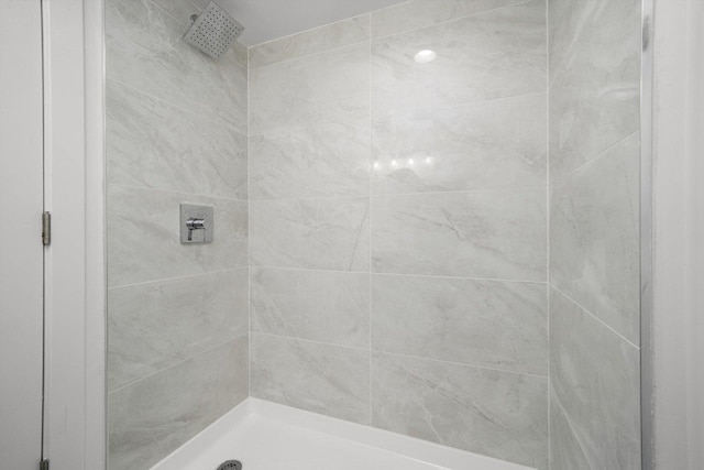 5426 N Bernard St, Chicago, IL 60625 - bathroom featuring tiled shower