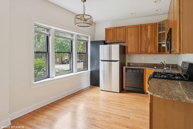 4023 N Southport Ave Unit 1, Chicago, IL 60613 - kitchen with black appliances, brown cabinetry, light wood-style flooring, decorative light fixtures, and recessed lighting