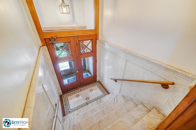 945 E Hyde Park Blvd Unit 2, Chicago, IL 60615 - entryway with a wainscoted wall