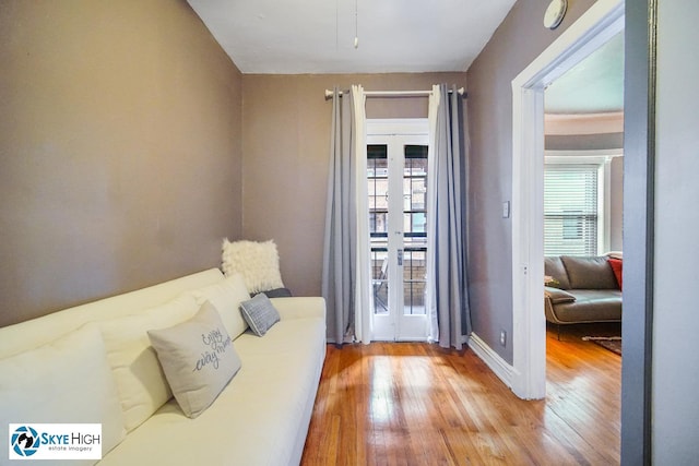 945 E Hyde Park Blvd Unit 2, Chicago, IL 60615 - sitting room with light wood-style floors and baseboards