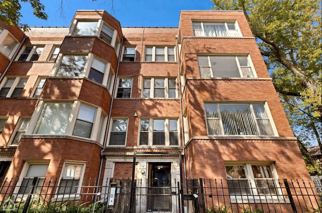 6200 S Evans Ave Unit 3, Chicago, IL 60637 - view of property with a fenced front yard
