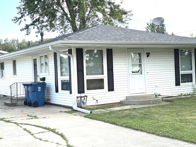 312 Water St, Earlville, IL 60518 - view of front facade featuring a shingled roof and a front yard