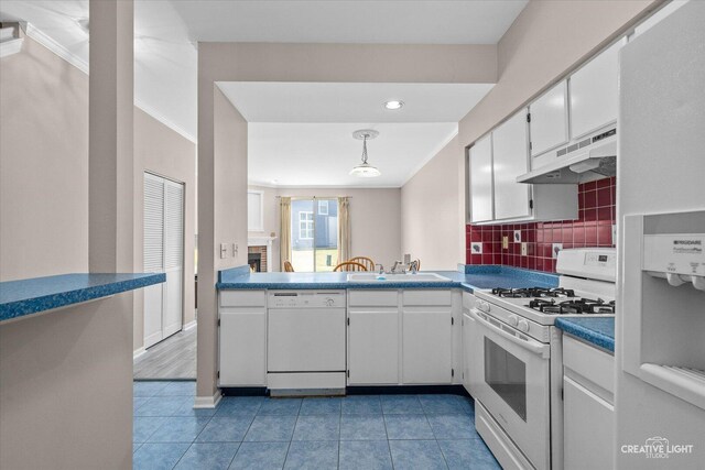 1517 Stoneridge Ct, Yorkville, IL 60560 - kitchen featuring white appliances, under cabinet range hood, white cabinetry, backsplash, and crown molding