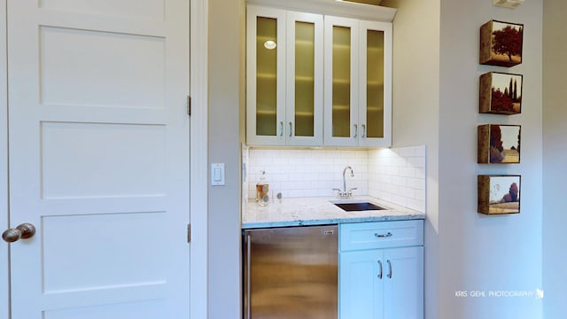 905 Burnham Ct, Aurora, IL 60502 - indoor wet bar with stainless steel fridge and backsplash