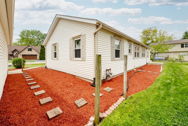 712 Mchenry Ave, Mchenry, IL 60050 - view of side of property with a lawn