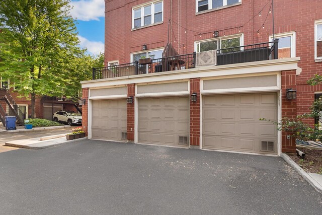 2809 N Wolcott Ave Unit H, Chicago, IL 60657 - garage with driveway