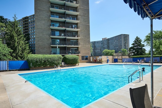 7033 N Kedzie Ave Unit 1706, Chicago, IL 60645 - view of community pool