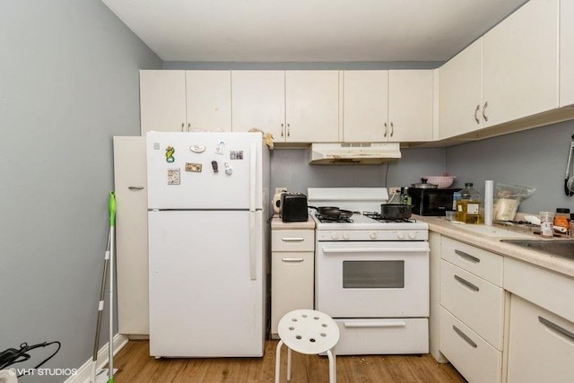 1400 E 55th Pl Unit 304S, Chicago, IL 60637 - kitchen featuring white appliances, under cabinet range hood, light wood finished floors, and light countertops