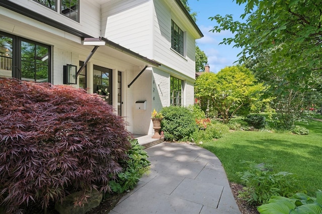 624 Laurel Ave, Wilmette, IL 60091 - view of exterior entry with a lawn