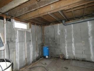 5140 N 4300w Rd, Bourbonnais, IL 60914 - basement featuring a water pressure tank