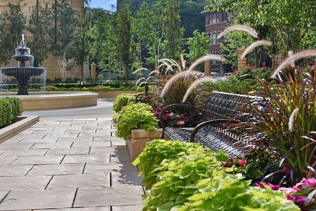 2550 N Lakeview Ave Unit N204, Chicago, IL 60614 - view of home's community