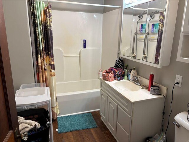 1591 N 2700 E Rd, Sheldon, IL 60966 - full bath with vanity, wood finished floors, and shower / bath combo