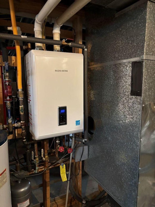 1591 N 2700 E Rd, Sheldon, IL 60966 - utility room featuring water heater