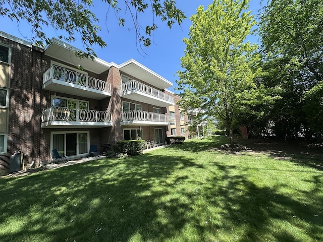 200 Deborah Ln Unit 13C, Wheeling, IL 60090 - view of grassy yard