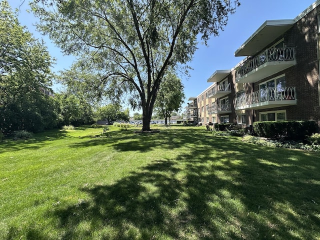 200 Deborah Ln Unit 13C, Wheeling, IL 60090 - view of green lawn