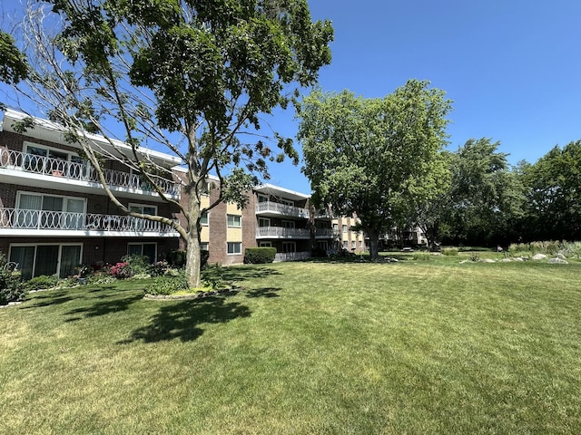 200 Deborah Ln Unit 13C, Wheeling, IL 60090 - surrounding community with a yard