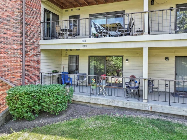 671 Hapsfield Ln Unit 105, Buffalo Grove, IL 60089 - view of exterior entry featuring a balcony and brick siding