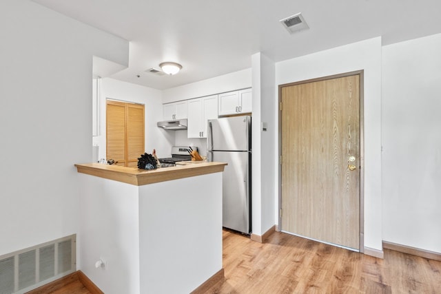671 Hapsfield Ln Unit 105, Buffalo Grove, IL 60089 - kitchen with appliances with stainless steel finishes, under cabinet range hood, white cabinetry, light wood-style flooring, and a peninsula