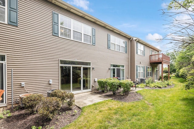 2442 Oneida Ln, Naperville, IL 60563 - back of property with a yard