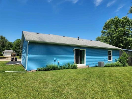 90 W George Ave, Cortland, IL 60112 - back of property featuring a yard