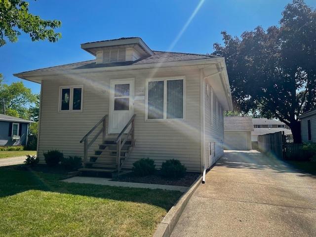 1322 N Prairie Ave, Joliet, IL 60435 - bungalow-style home featuring a front lawn