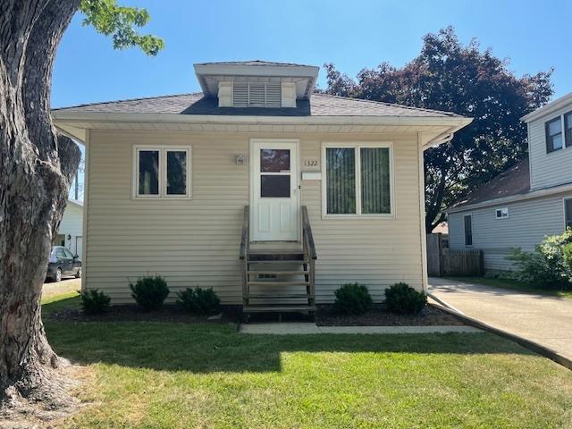 1322 N Prairie Ave, Joliet, IL 60435 - bungalow-style house with entry steps and a front lawn