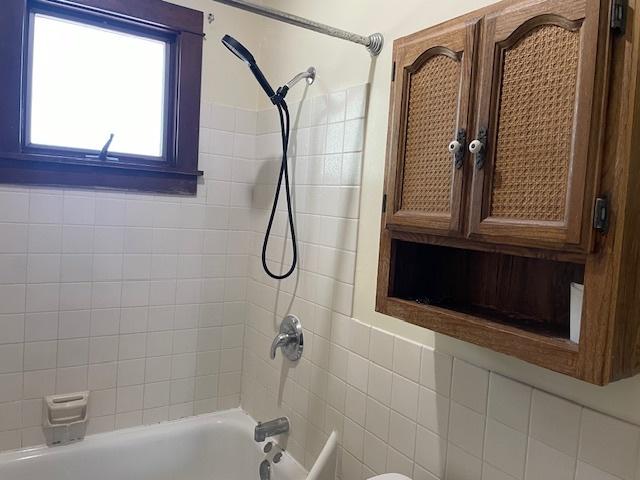 1322 N Prairie Ave, Joliet, IL 60435 - bathroom featuring tub / shower combination