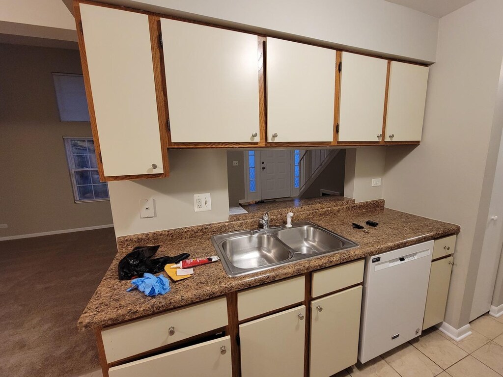 531 E Ave, Streamwood, IL 60107 - full bath with tile patterned flooring, vanity, and shower / bath combo