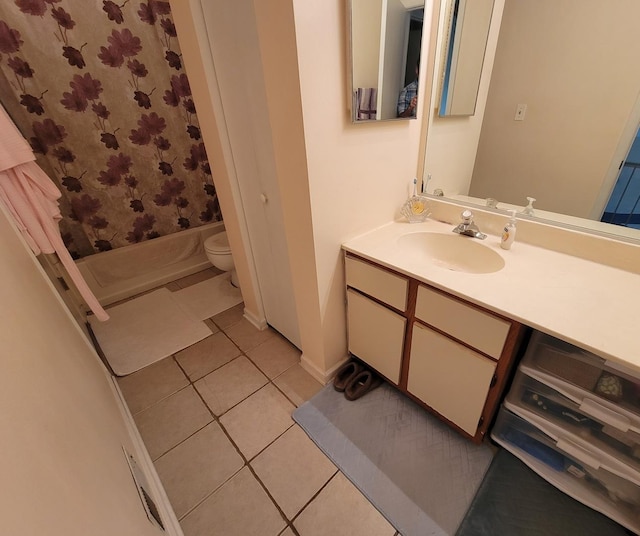 531 E Ave, Streamwood, IL 60107 - full bath with tile patterned flooring, vanity, and shower / bath combo