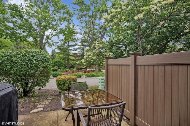 1039 Talbots Ln, Elk Grove Village, IL 60007 - view of patio featuring outdoor dining area